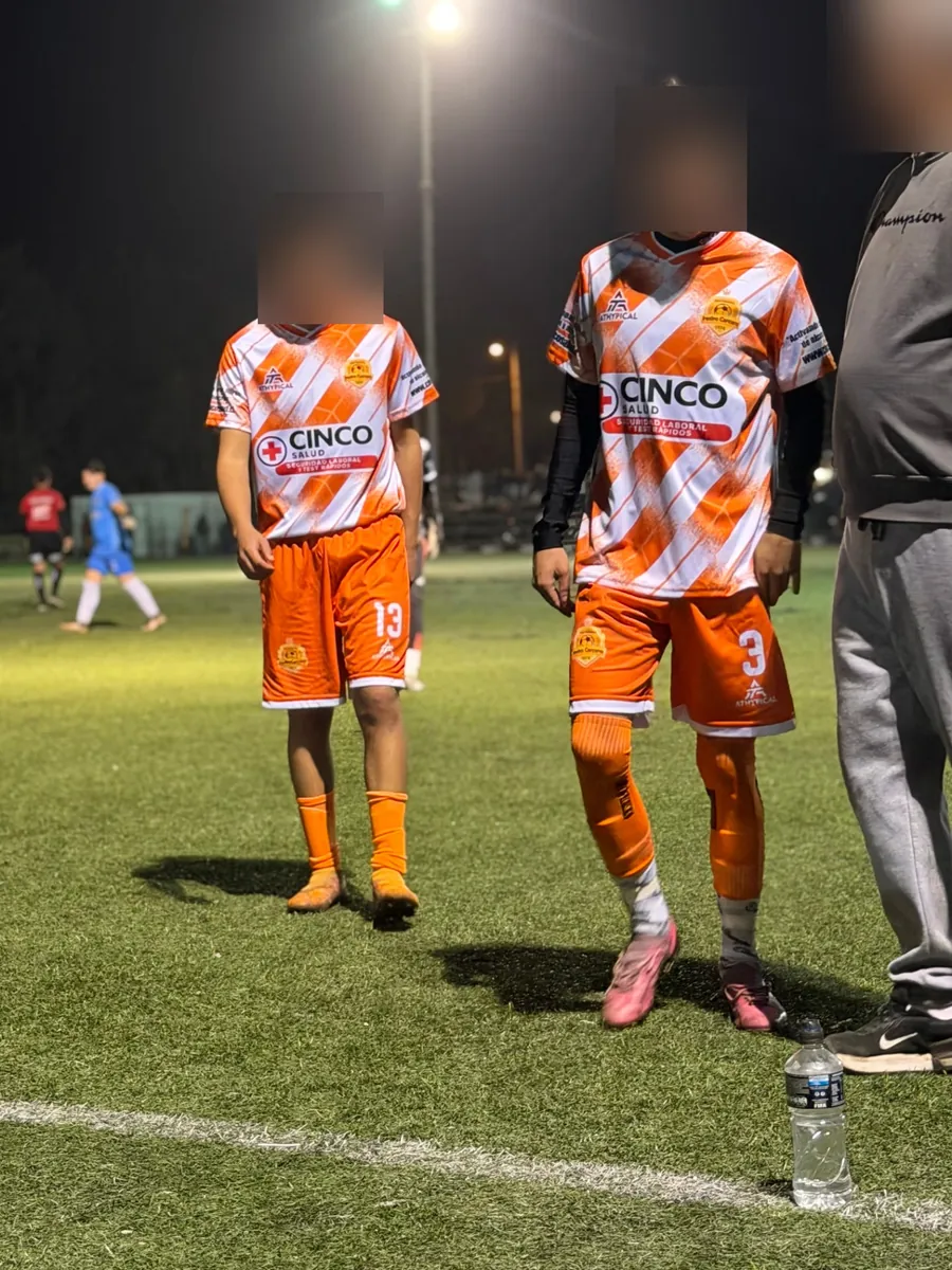 Jugadores de fútbol amateur con camiseta auspiciada por Cinco Salud