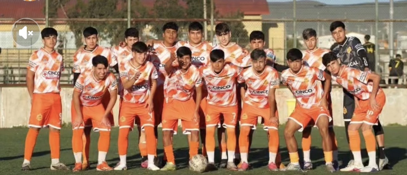 Plantel juvenil campeón con camiseta auspiciada por Cinco Salud